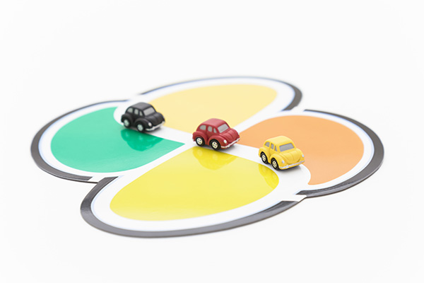 高齢者マーク（もみじ・四つ葉マーク）を付けるのは義務？高齢者の運転で気をつけたいポイントも解説