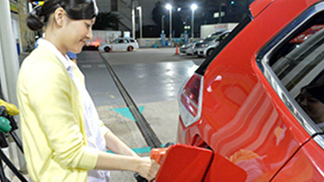 セルフ式ガソリンスタンドで給油に挑戦！ガソリンの入れ方