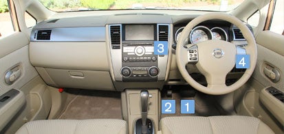 運転席で操作してチェック！
