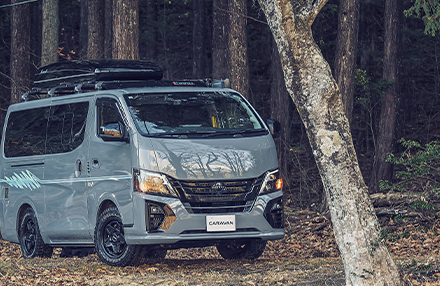 エセックスの貼り付けタイプのバッドスタイル・ボンネットとラギッドな足下でキメたエクステリア