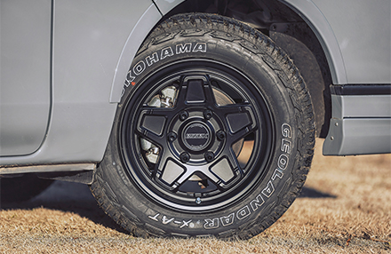 エセックスの貼り付けタイプのバッドスタイル・ボンネットとラギッドな足下でキメたエクステリア