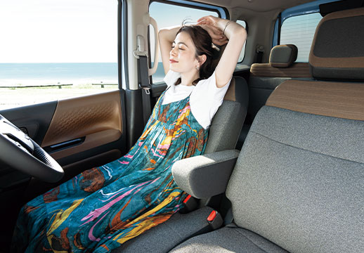 手足を伸ばしてくつろげる。軽とは思えない広くて快適な室内空間。