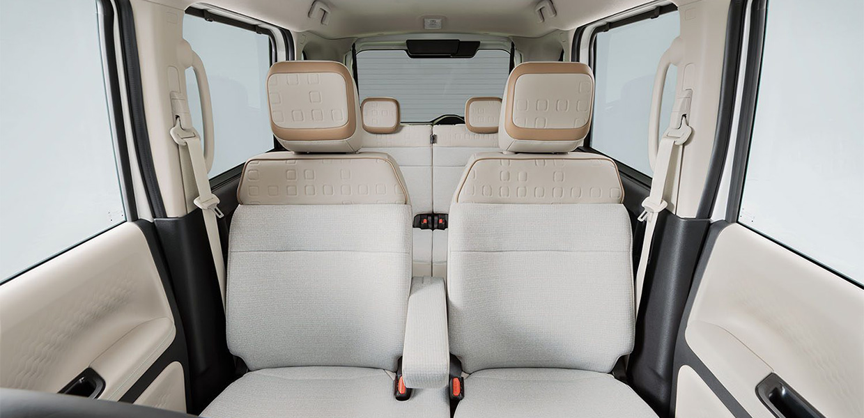 ソファのようなやさしい手触りで、リラックスできるシート。