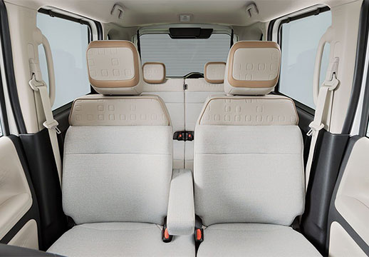 ソファのようなやさしい手触りで、リラックスできるシート。