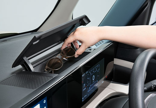 運転席前にあるボックス。散らかりがちな駐車券やサングラスもすっきり収納。