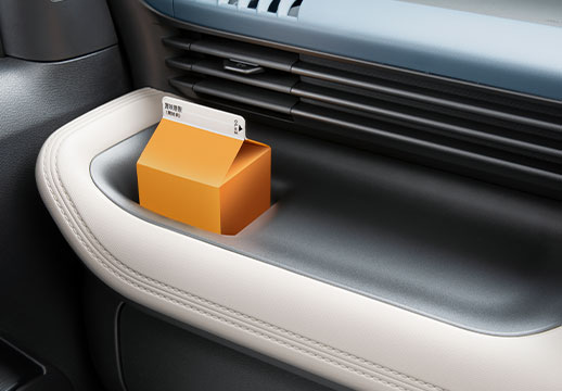 紙パックも収まるカップホルダー。運転席と助手席に1つずつ設置。