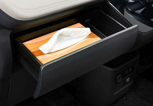 ボックスティッシュも収納できる。仕切りも変えられるから、自由にレイアウトも可能。