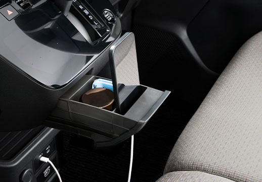 スマートフォンの充電コードを刺したまま立てられる収納。財布や小物も置けて便利。