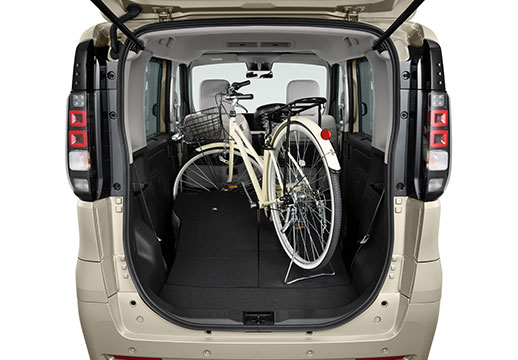 簡単にたためる後席を格納すれば、27インチの⾃転⾞だって積める。