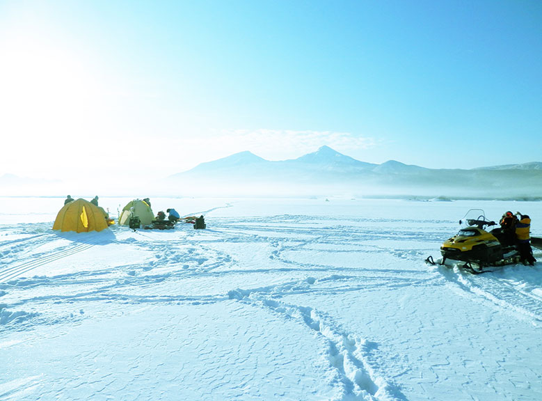 凍った檜原湖の氷上を歩く 冬の絶景体験